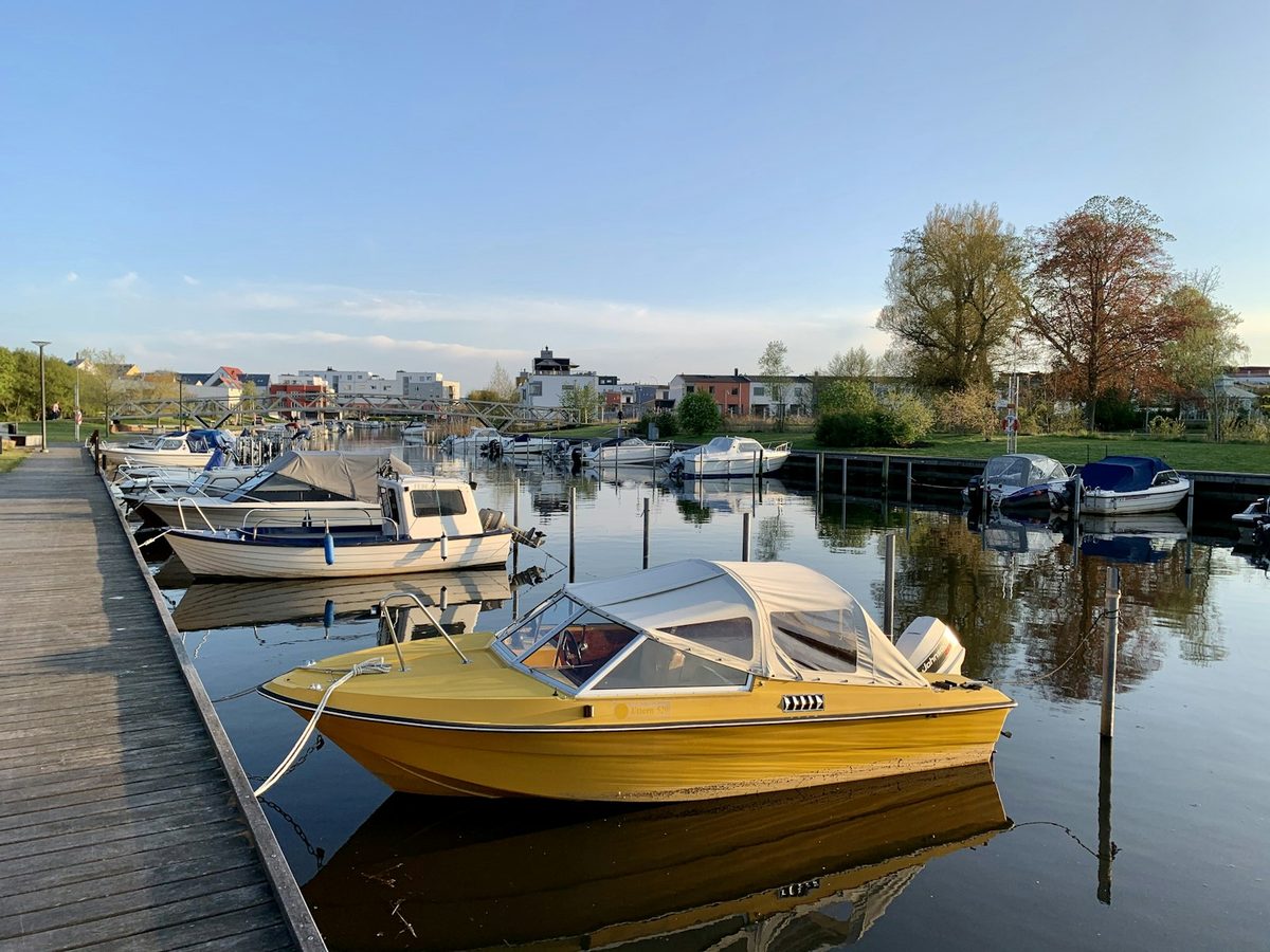 Segelyacht mit weissem Rumpf auf ruhigem Wasser