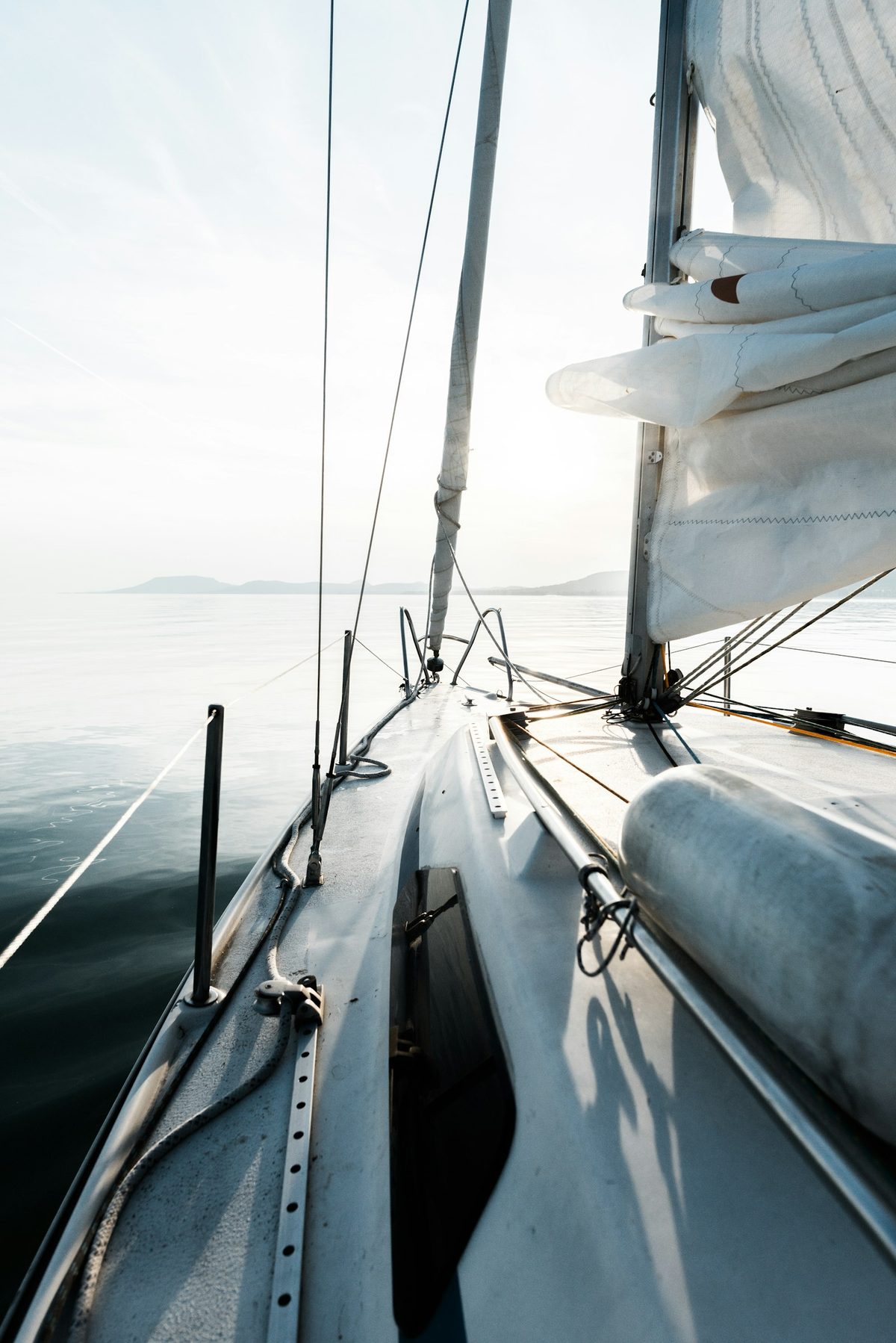 Segel- und Motorboote im Hafen am See