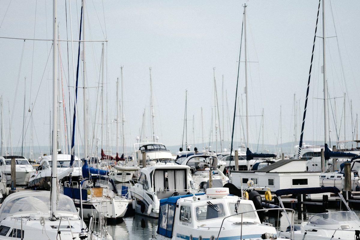 Arbeiten am Rumpf eines Bootes in der Werft